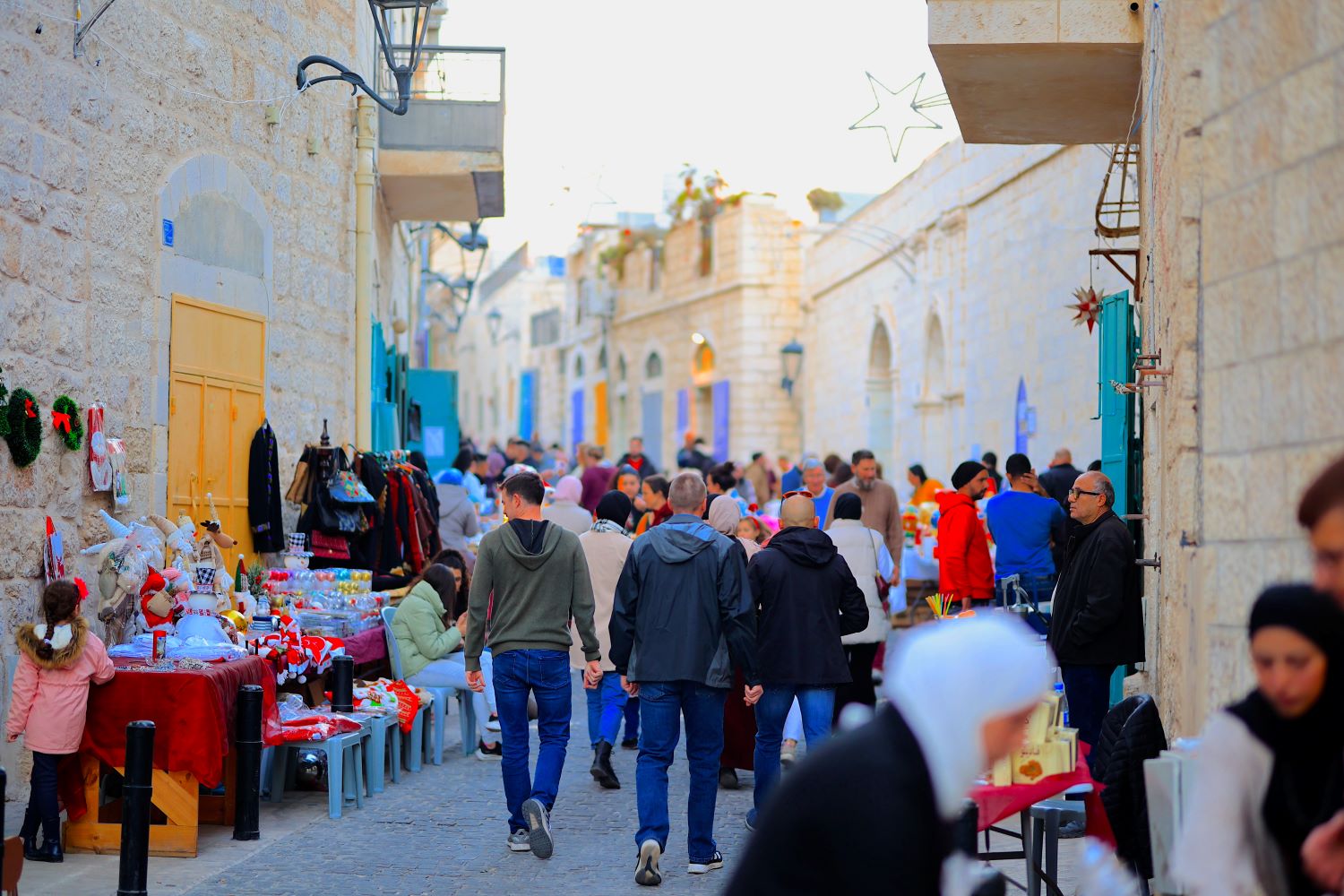 أكشاك وزينة سوق عيد الميلاد في مدينة بيت لحم القديمة